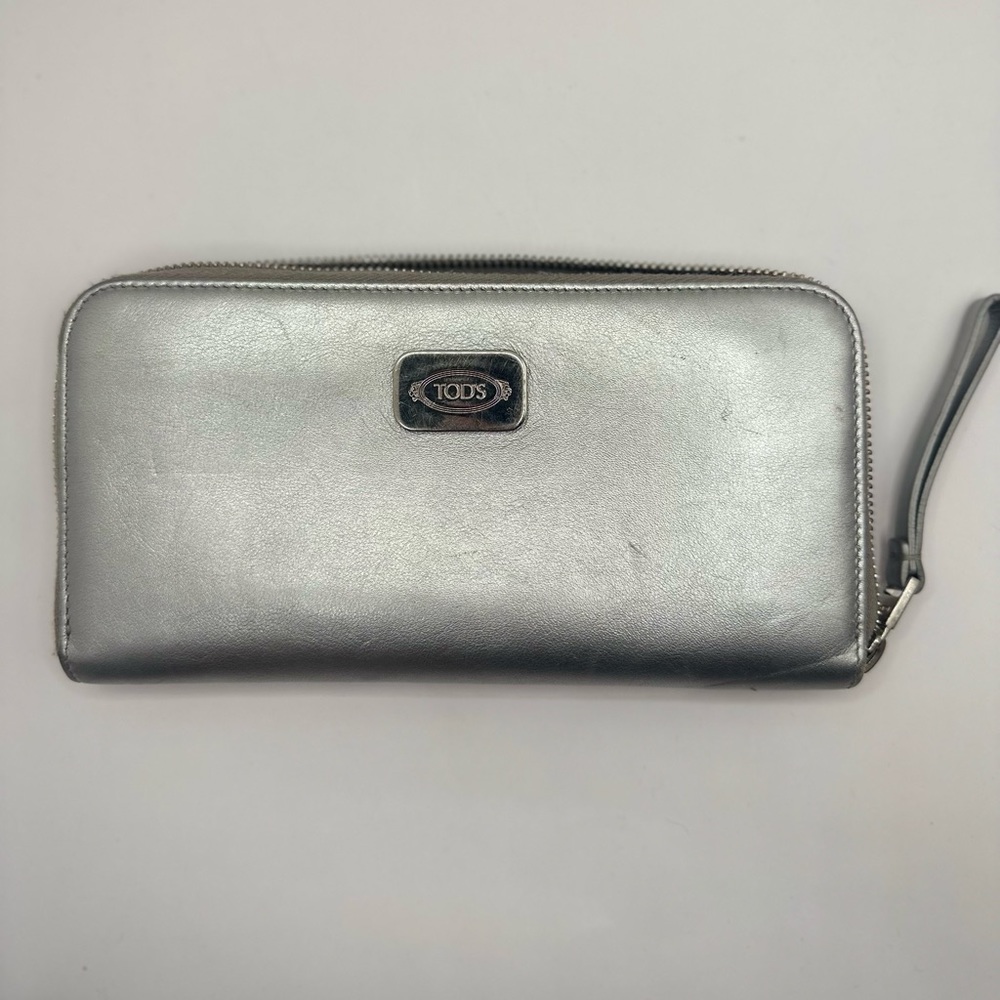 TODS Silver Metallic zippy Wallet